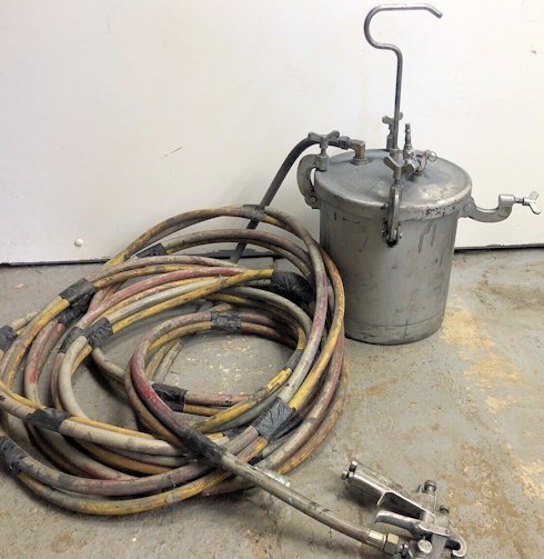 Pressure feed spray guns 