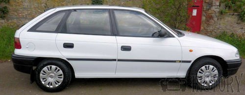 pics/97/f/1996-Vauxhall-Astra-side.jpg